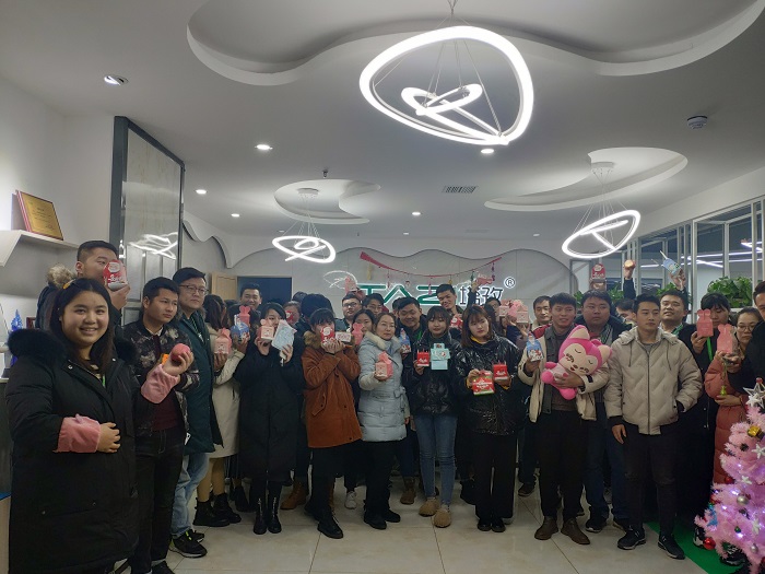 平安夜&圣誕節(jié)，塔孜給小伙伴們“交換禮物、傳遞真情”